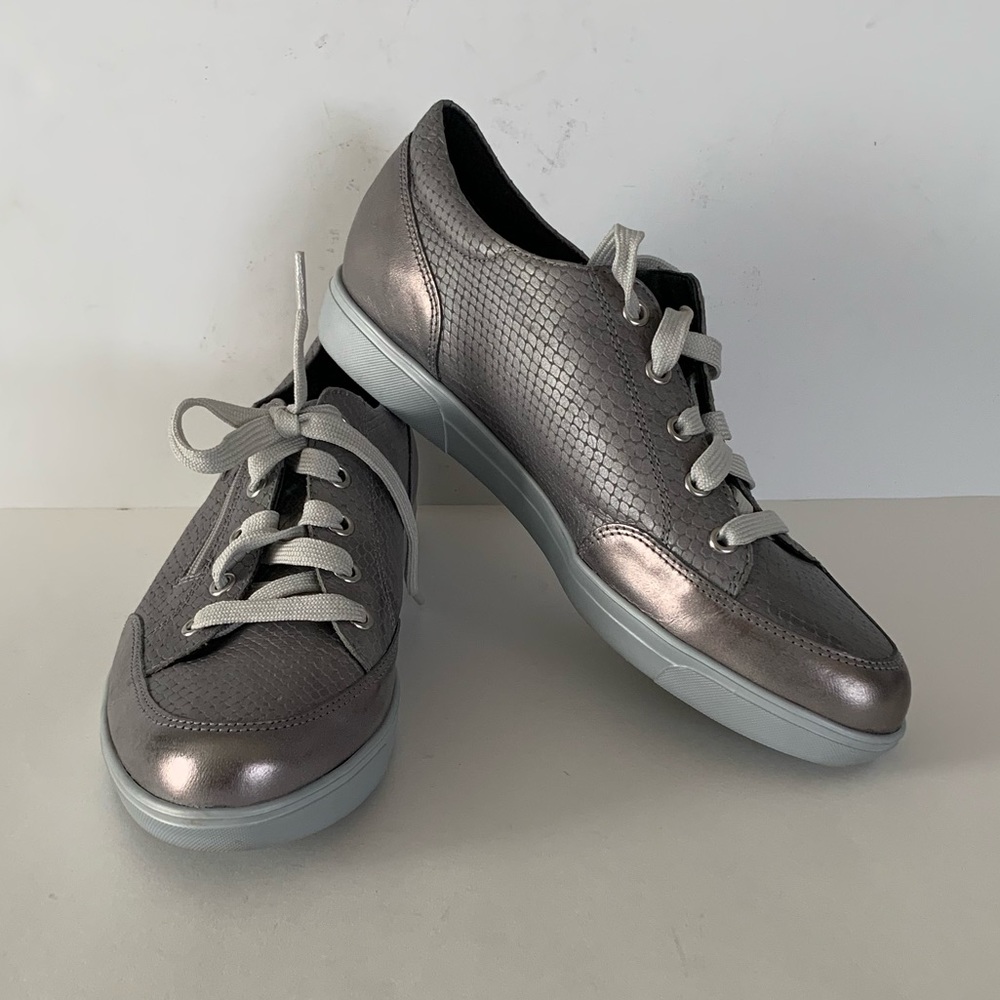 Munro Gabbie Sneaks & Athletic Shoes.   Size 10 M